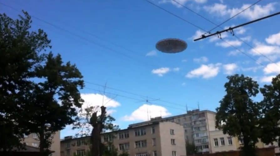 UFO Terrifies Residents of Kurgan Kuibyshev, Russia as it Hovers ɩow over Residential Area (VIDEO)