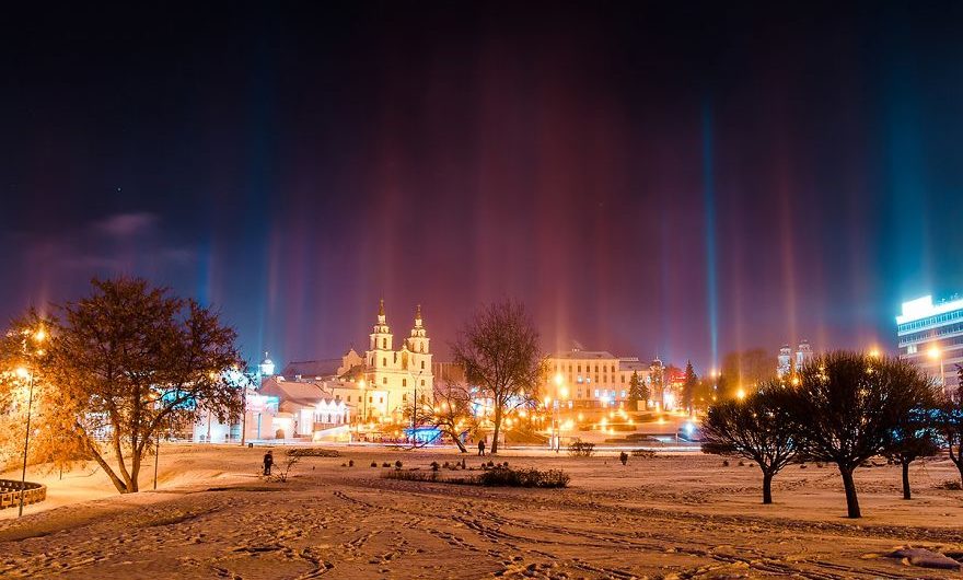 Photographer Captures Amazing Light Pillars In Northern Ontario
