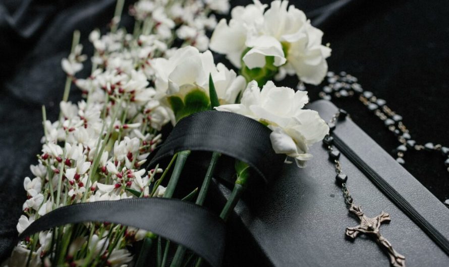 During the funeral, a crow lands on the little girl’s coffin