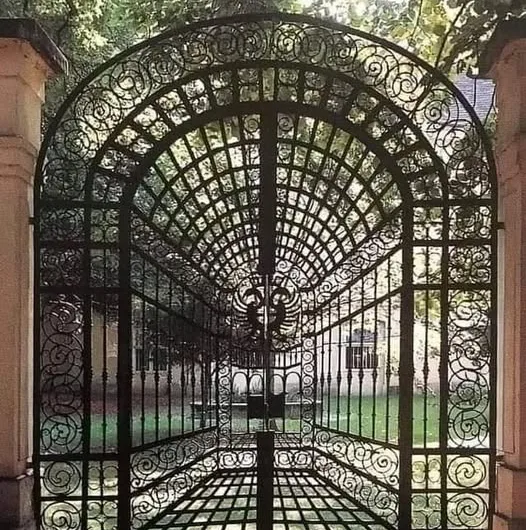 The Theresianum Gate: Vienna’s Masterpiece of Optical Illusion