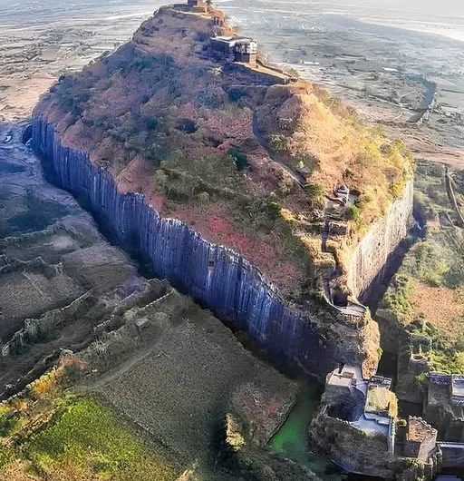 Daulatabad Fort: A Majestic Sentinel Carved from Rock