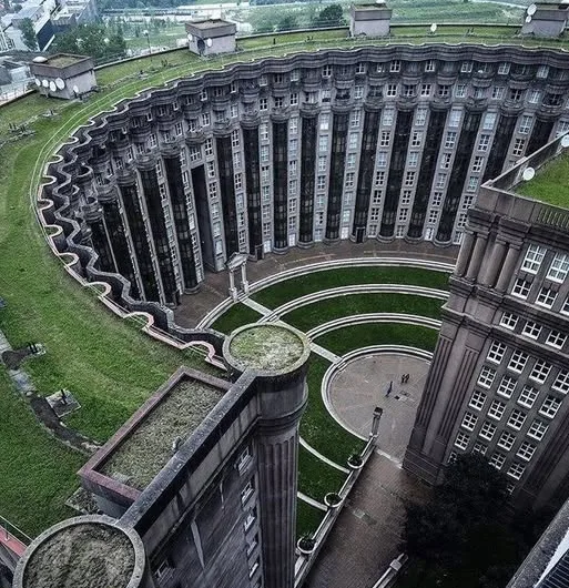 Les Espaces d’Abraxas: A Postmodern Marvel Near Paris