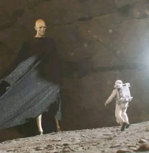 A Surprising Encounter: Astronaut Meets 3-Meter-Tall Extraterrestrial?