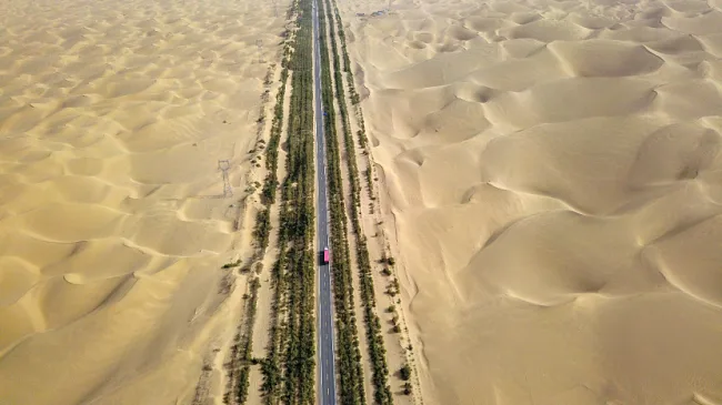 Highway in northwest China’s dessert drives economy, lifts environment
