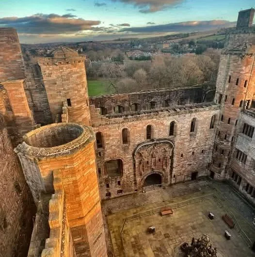 Linlithgow Palace: A Regal Ruin