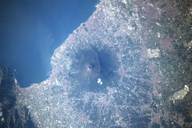 Spectacular Image of Mount Vesuvius Captured by ISS Astronaut