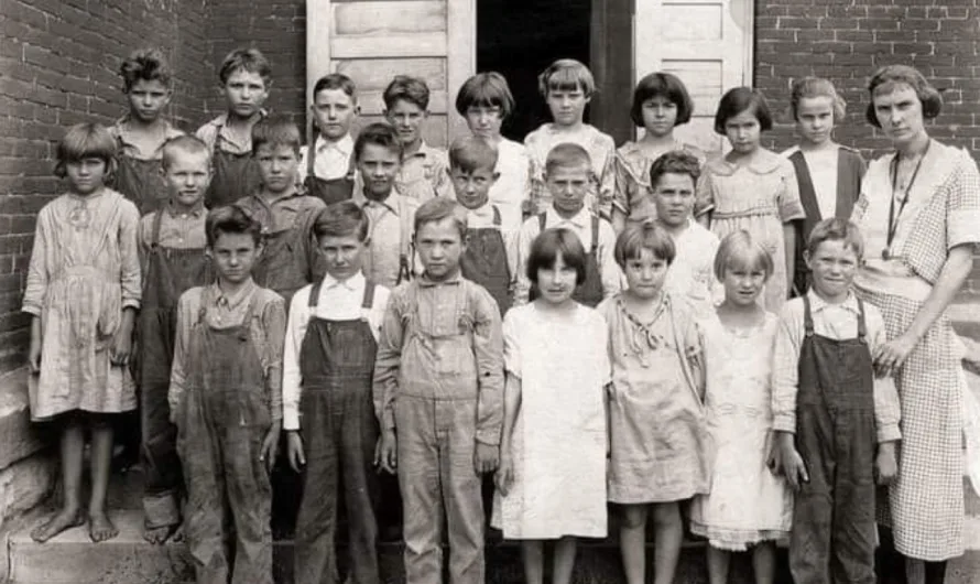 Journey to the Past: A Glimpse into a 1920s Farm School in Missouri