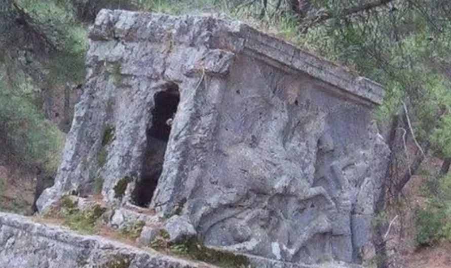 The Sliding Tomb of Hector: A Trojan Legacy at Risk