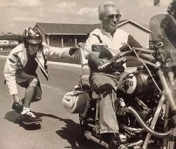 The Photo That Stopped Time: When Tony Hawk Hitched a Ride with Evel Knievel